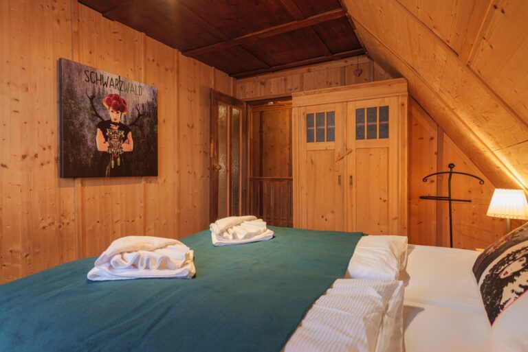 Historisches Waldhaus - eines der gemütlichen Schlafzimmer