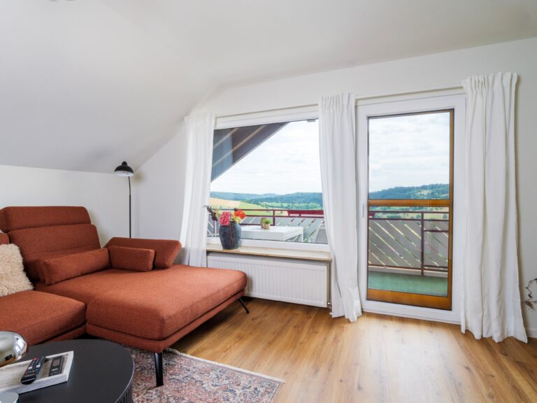 Ferieleilighet i skogskanten. Stue med balkong i Glatten